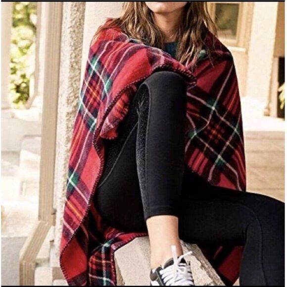 NWT Victoria's Secret *COZY* Fleece Red Plaid Blanket Throw 50"x60" - Picture 1 of 3